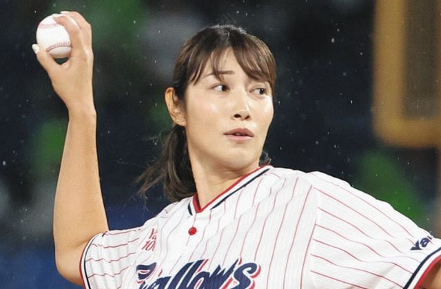 狩野舞子さんショートパンツ姿で美脚全開の始球式、バレー女子W杯に