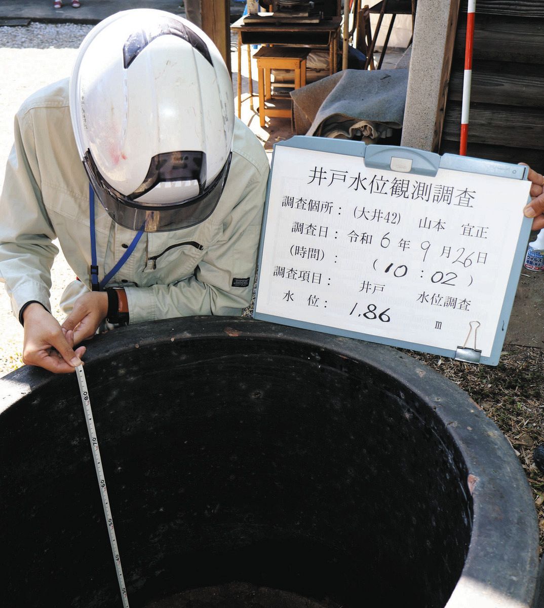 水位を調査する地域コンサルタント＝恵那市大井町で