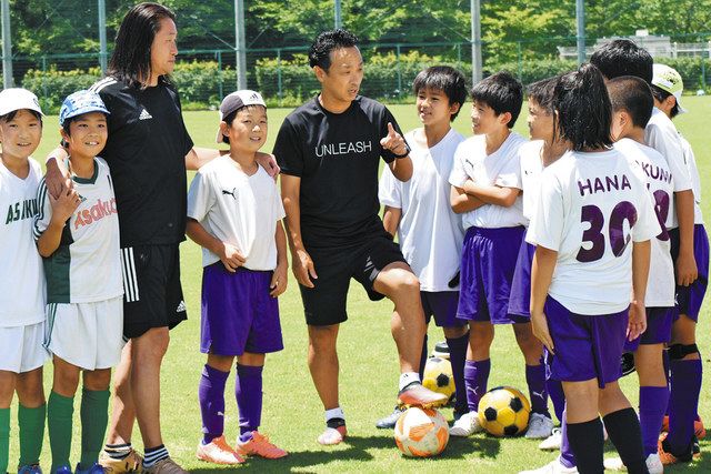 元日本代表の本田さんら 小中生にサッカー指導 関で教室 中日新聞web