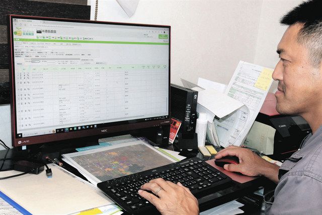 パソコンで作業日報を確認する徳長さん。誰が、いつ、どの農地で、何の作業をしたかを細かく記録している＝福井市太田町の徳長農園で
