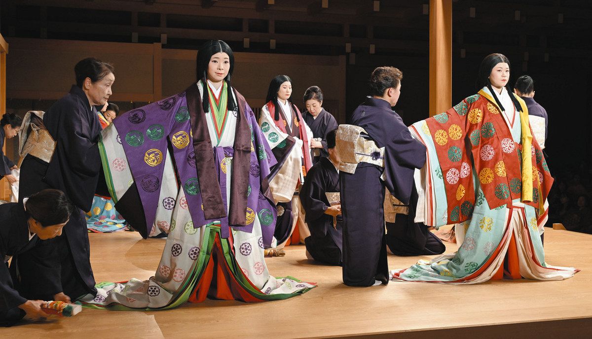 現代のはやり、十二単にも 名古屋能楽堂で着付け実演し風習披露：中日