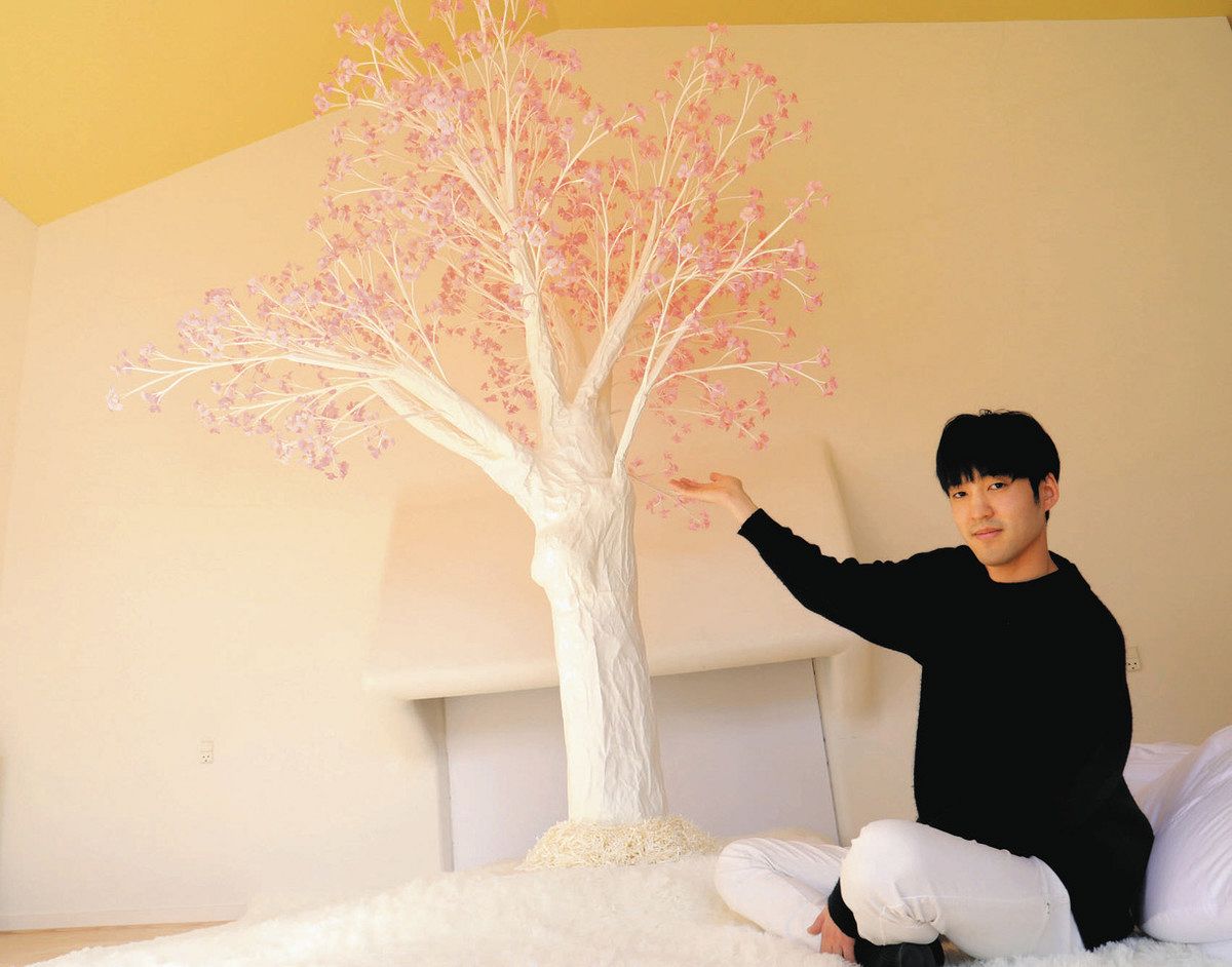 カミ技キラリ、高さ2・5メートルの桜満開 高山のペーパークラフト作家