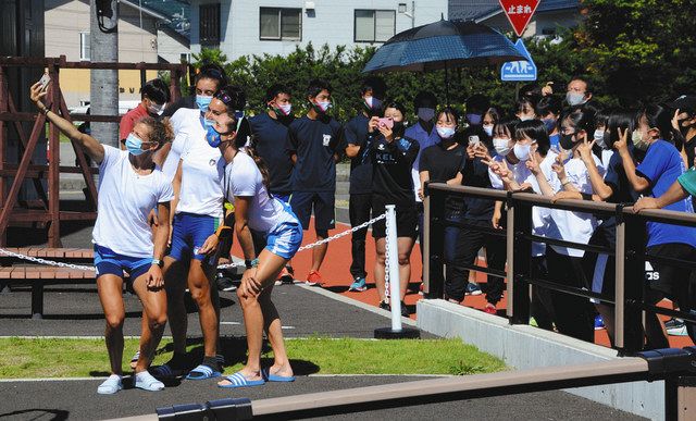 長野 諏訪湖のボート合宿終了 伊の選手団 見学者らと ハイ チーズ 中日新聞web