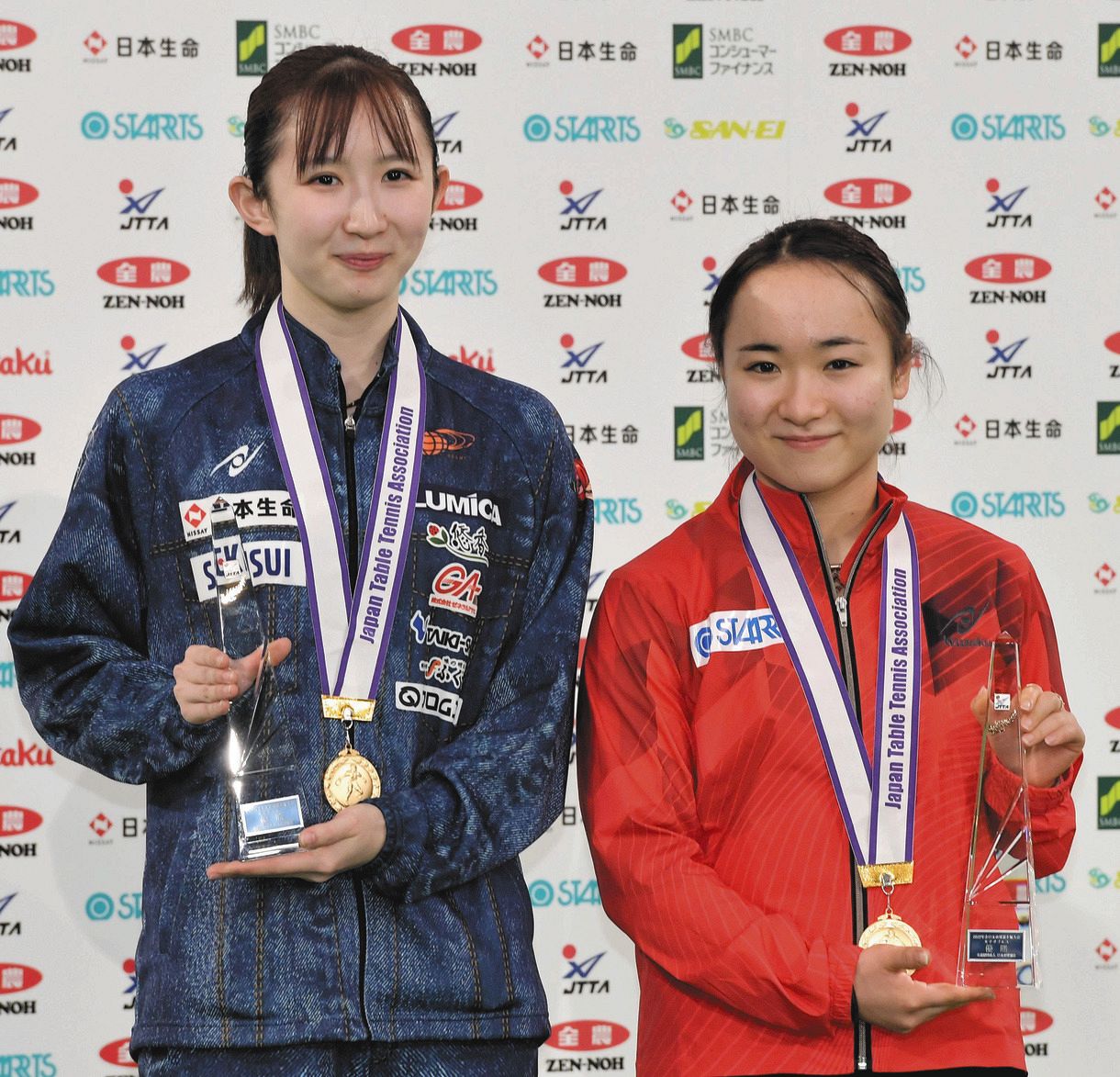 女子ダブルスで優勝した早田ひな（左）と伊藤美誠