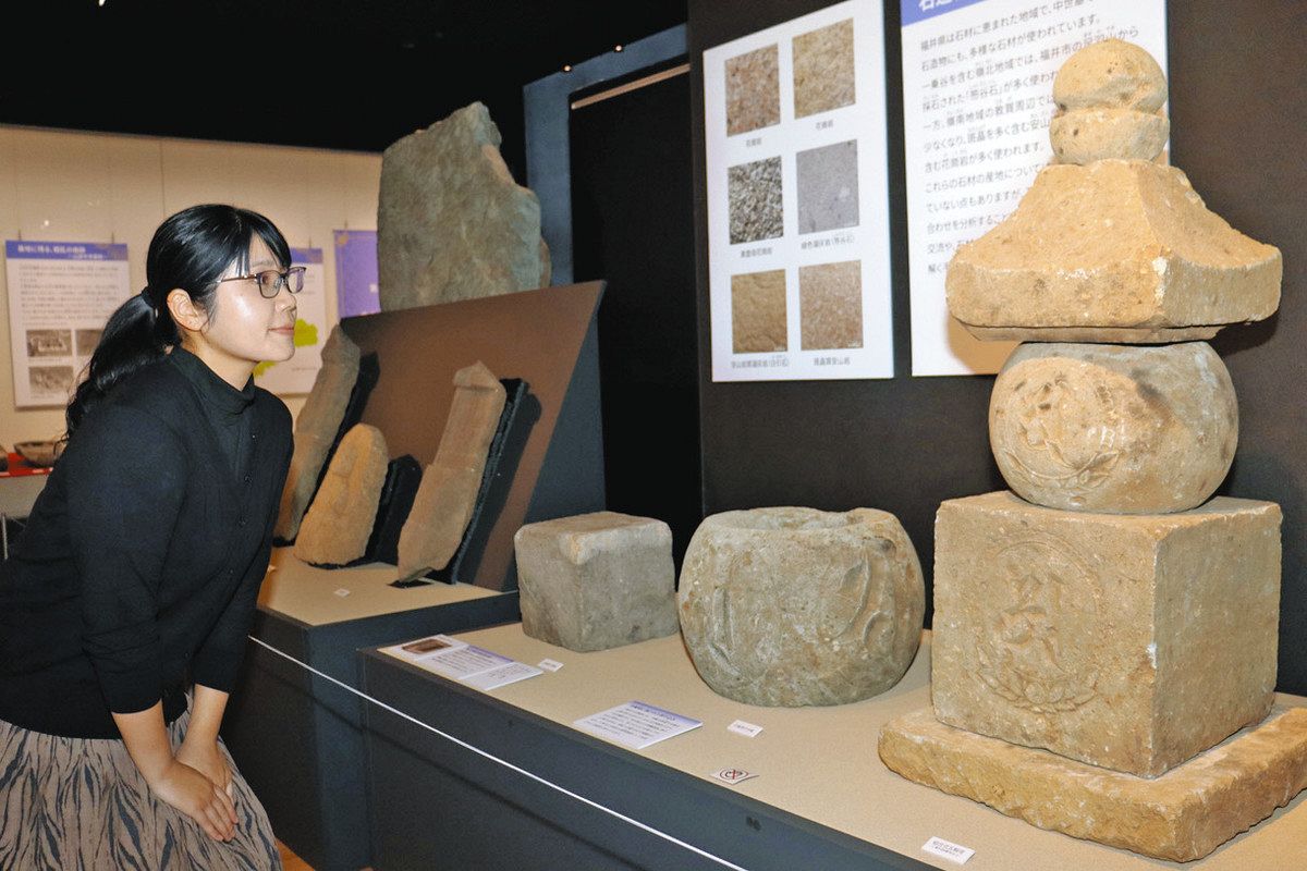 中世の石仏、出土品に焦点 福井市の朝倉氏遺跡博物館で信仰や暮らしを