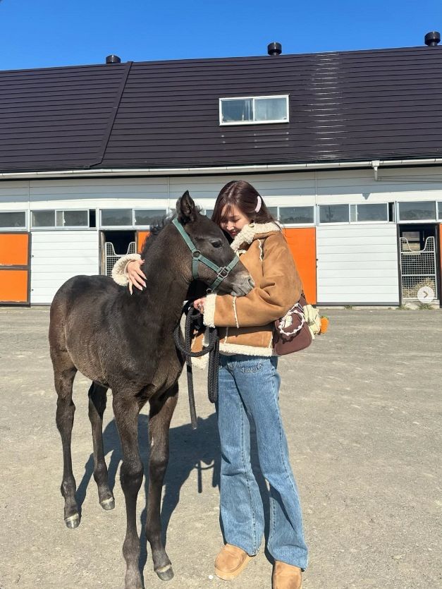 ◇紗栄子、笑顔の2ショット「みんなが心配してたあの仔馬」【実際の