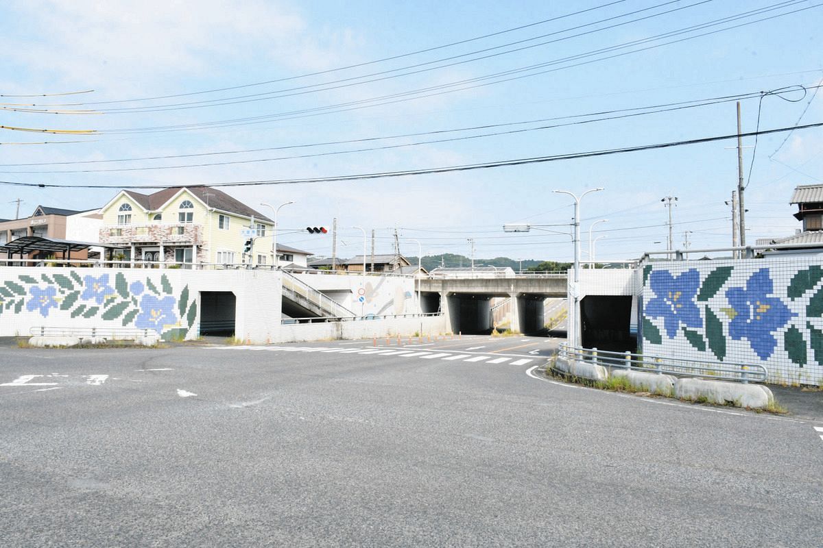 ホームレスの男性が路上生活をしていた高架橋下＝岐阜県土岐市
