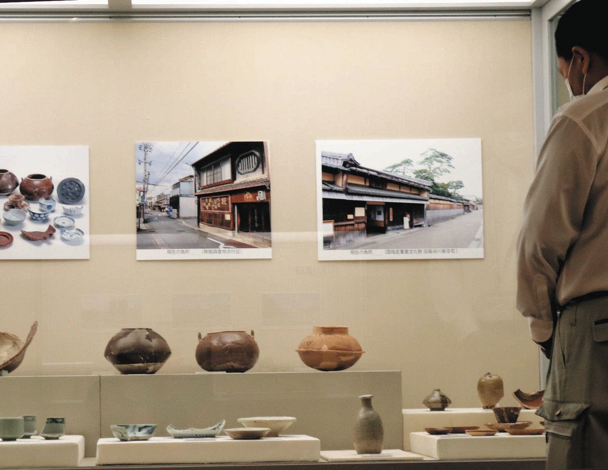 松坂城下町で出土した品々＝松阪市外五曲町の市文化財センター「はにわ館」で