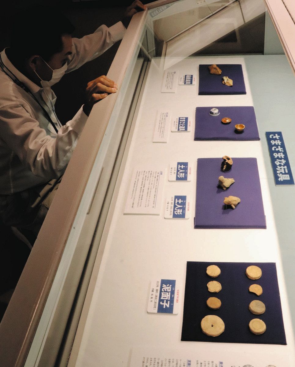 陶器などでできた玩具も出土している＝松阪市外五曲町の市文化財センター「はにわ館」で