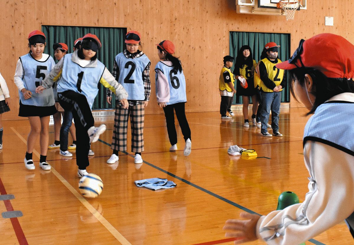 アイマスクでシュート 浜松・双葉小4年生がブラインドサッカーを体験