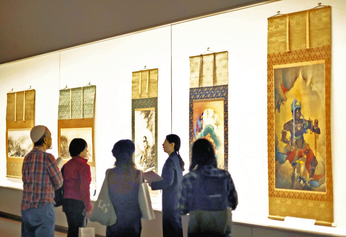 日本画などが並ぶ会場＝２９日、名古屋・栄の愛知県美術館で