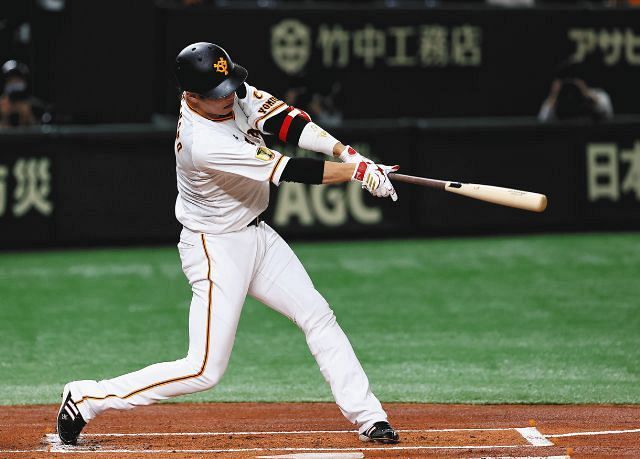 １回裏２死、巨人・坂本は左翼線に二塁打を放ちプロ野球通算２０００安打を達成