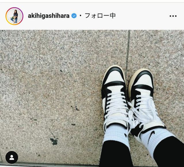 写真】黒と白の“靴下コーデ“を披露した東原亜希：中日スポーツ・東京中