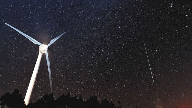 風車も見とれる流れ星 ふたご座流星群、青山高原で撮影：中日新聞Web