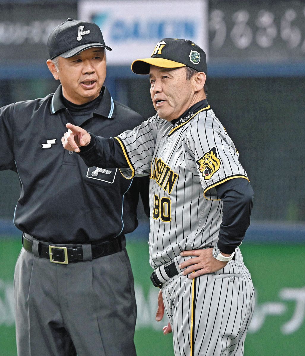◇阪神・岡田監督、ファウルの判定に抗議【写真】：中日スポーツ・東京