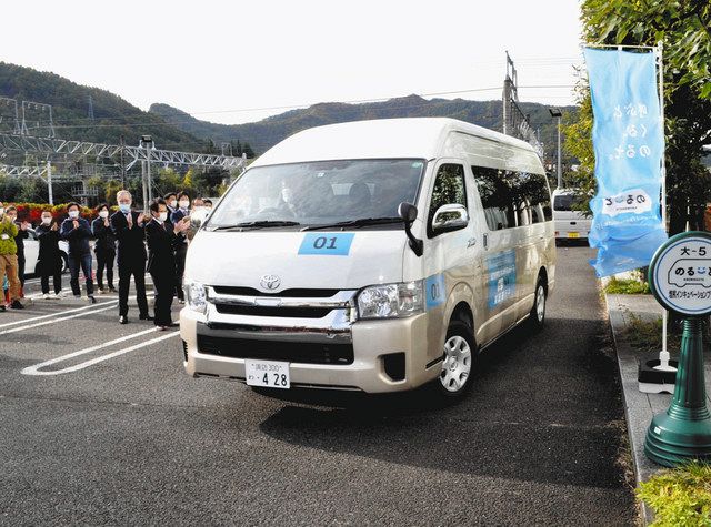 買い物へ 市民ら８６人乗車 塩尻市街地 ａｉバス実証実験開始 中日新聞web