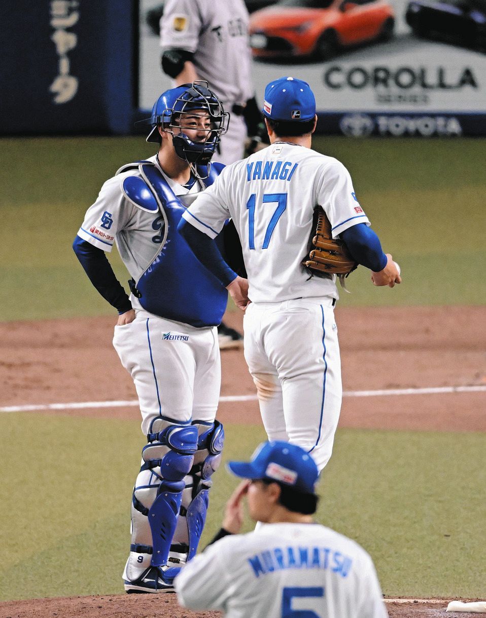中日―巨人　６回表無死三塁、キャベッジに二盗を許し、マウンドで柳（右）と話す石伊
