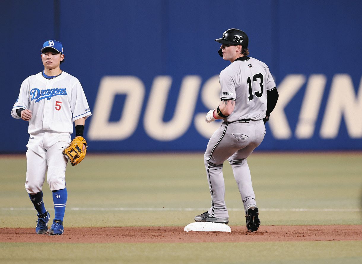 ６回表無死一塁、打者吉川のとき、二盗を決めるキャベッジ