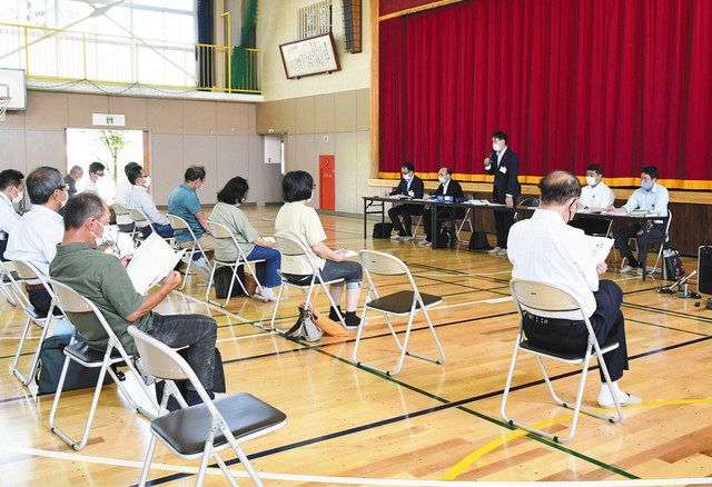災害公営住宅を建設しないとの市の方針説明を聞く長沼地区の住民ら＝長野市で 