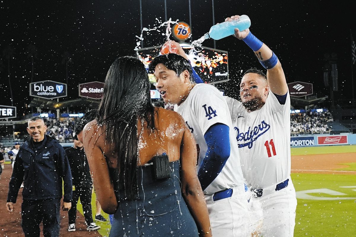 ドジャース・ロハス、大谷翔平へのウォーターシャワーですぶ濡れ 