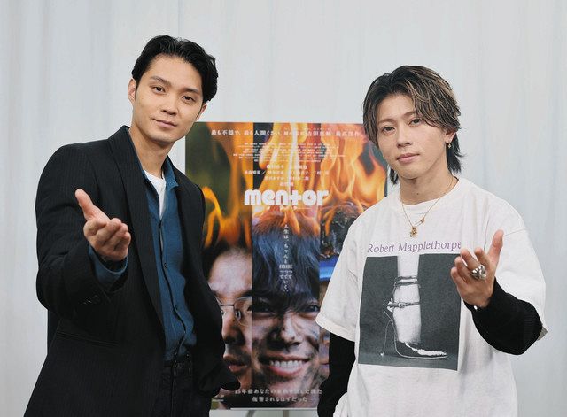 映画「mentor」に出演する磯村勇斗（左）と末澤誠也＝名古屋市中区で 