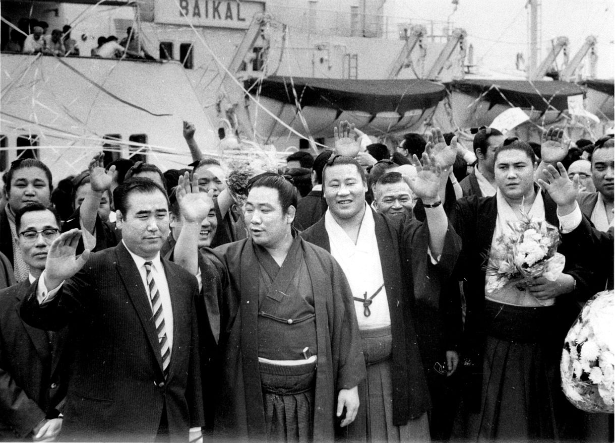 横浜港を出発する大相撲訪ソ巡業団の一行＝1965年
