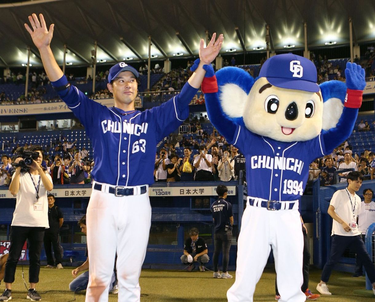 ◇ドアラと声援に応える堂上直倫【写真】：中日スポーツ・東京中日スポーツ