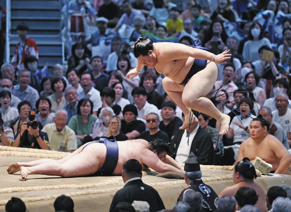 大の里、土俵際ジャンプで外へ着地…物言いつき3敗目 九重審判長「円の
