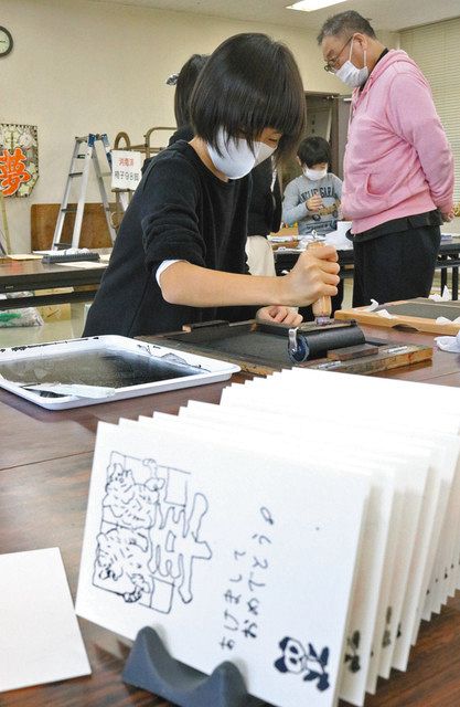 ガリ版使い大凧の絵を年賀状に 親子連れら体験：中日新聞Web