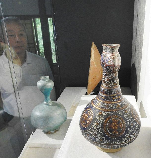 仏教彫刻や藍色の水差し 磐田「シルクロード館」で展示：中日新聞