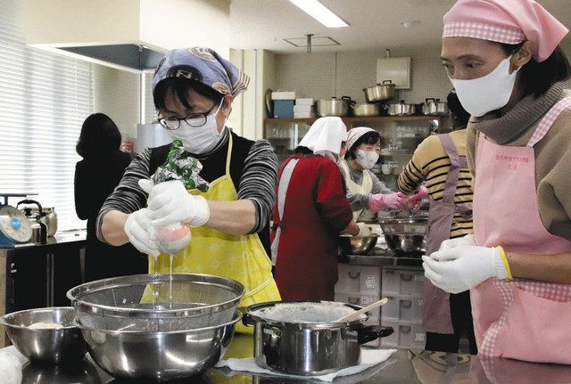 豆乳を搾り取る参加者たち＝小松市上小松町のＪＡ小松市会館で 