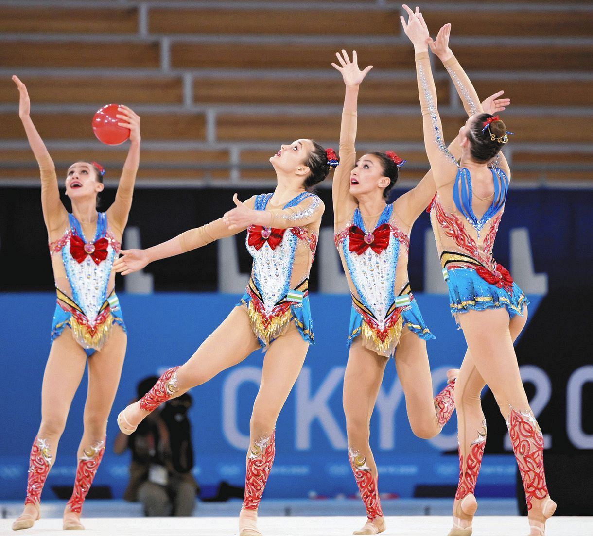 新体操団体予選　日本のアニメ「美少女戦士セーラームーン」の曲に合わせ、セーラー服風の衣装でボールの演技に臨むウズベキスタン