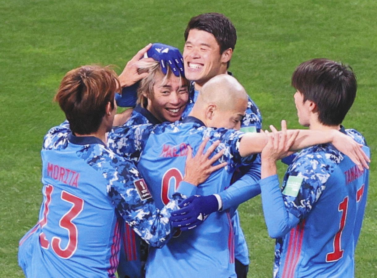 日本―中国　後半、ゴールを決め喜ぶ伊東（左から２人目）