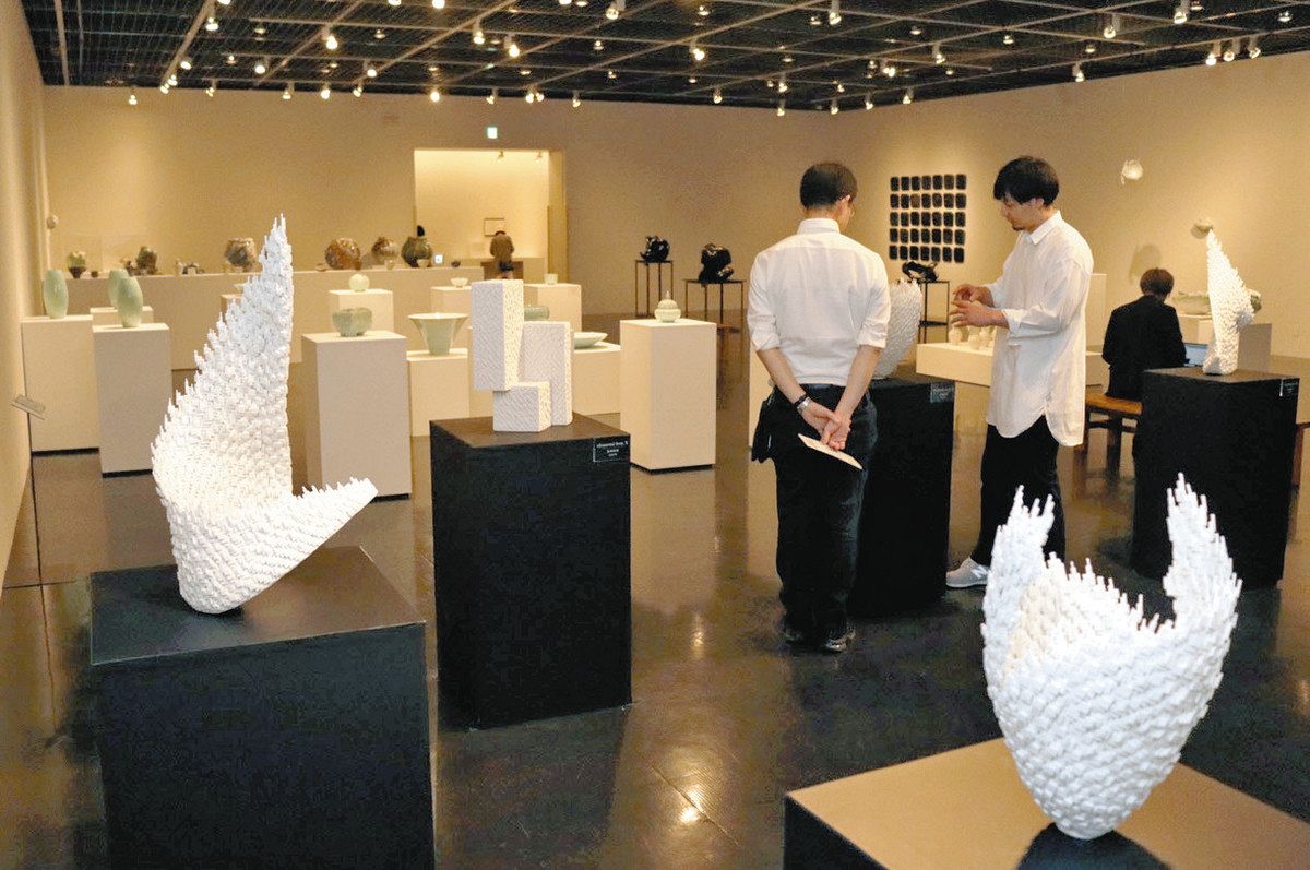 時代を代表する陶芸家6人の作品が一堂に 三重・菰野、大賞決める投票