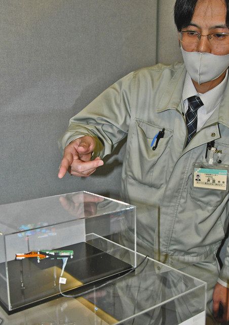 初公開した超小型光学エンジン（左先端）を実演、解説する担当者＝福井市の県工業技術センターで 