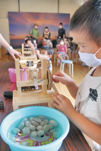 園児が育てた蚕の繭から糸取り体験 ゆめおーれ勝山で１４人 中日新聞web