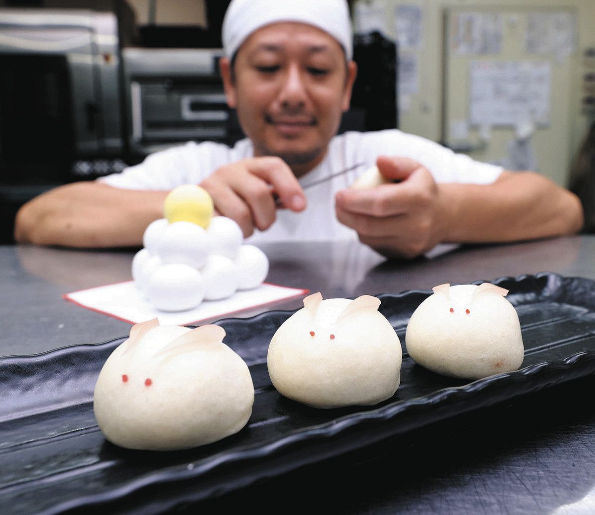 雄踏の近江屋製菓「月見うさぎまんじゅう」 14日から販売：中日新聞