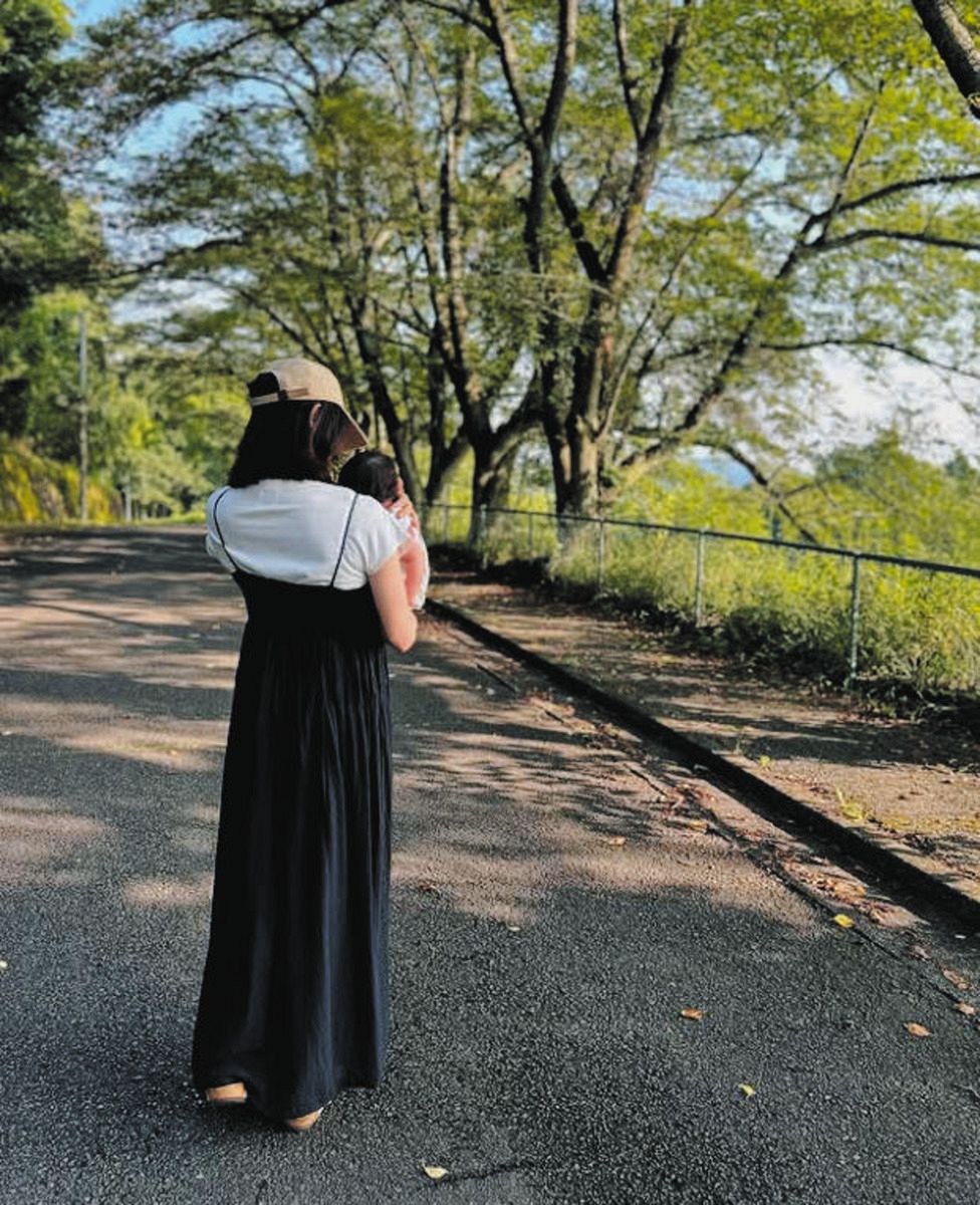◇鮫島彩さん、親子でお散歩ショット【写真】：中日スポーツ・東京中日