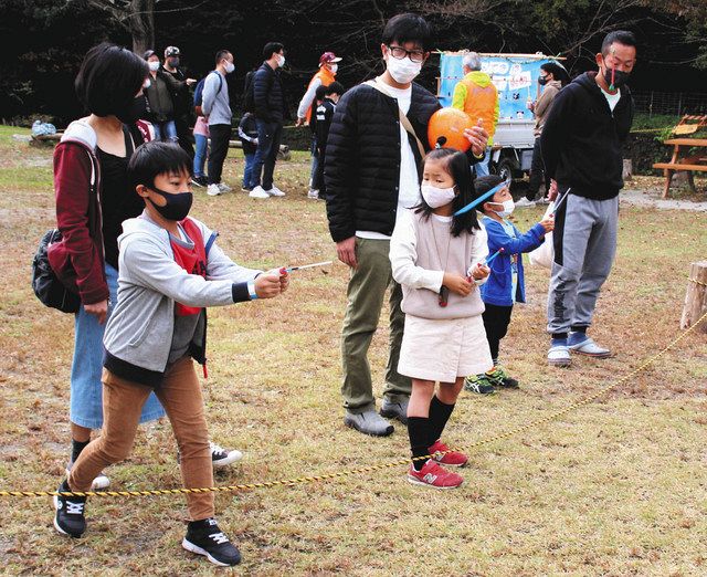 たれびんロケットを作り、試射する子どもら＝湖西市大知波のおちばの里親水公園で