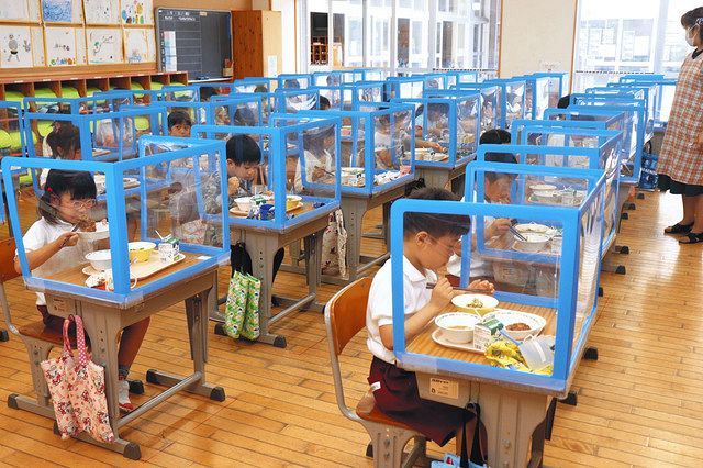 教室の机に卓上シールド 亀山の小中学校で授業再開 中日新聞web