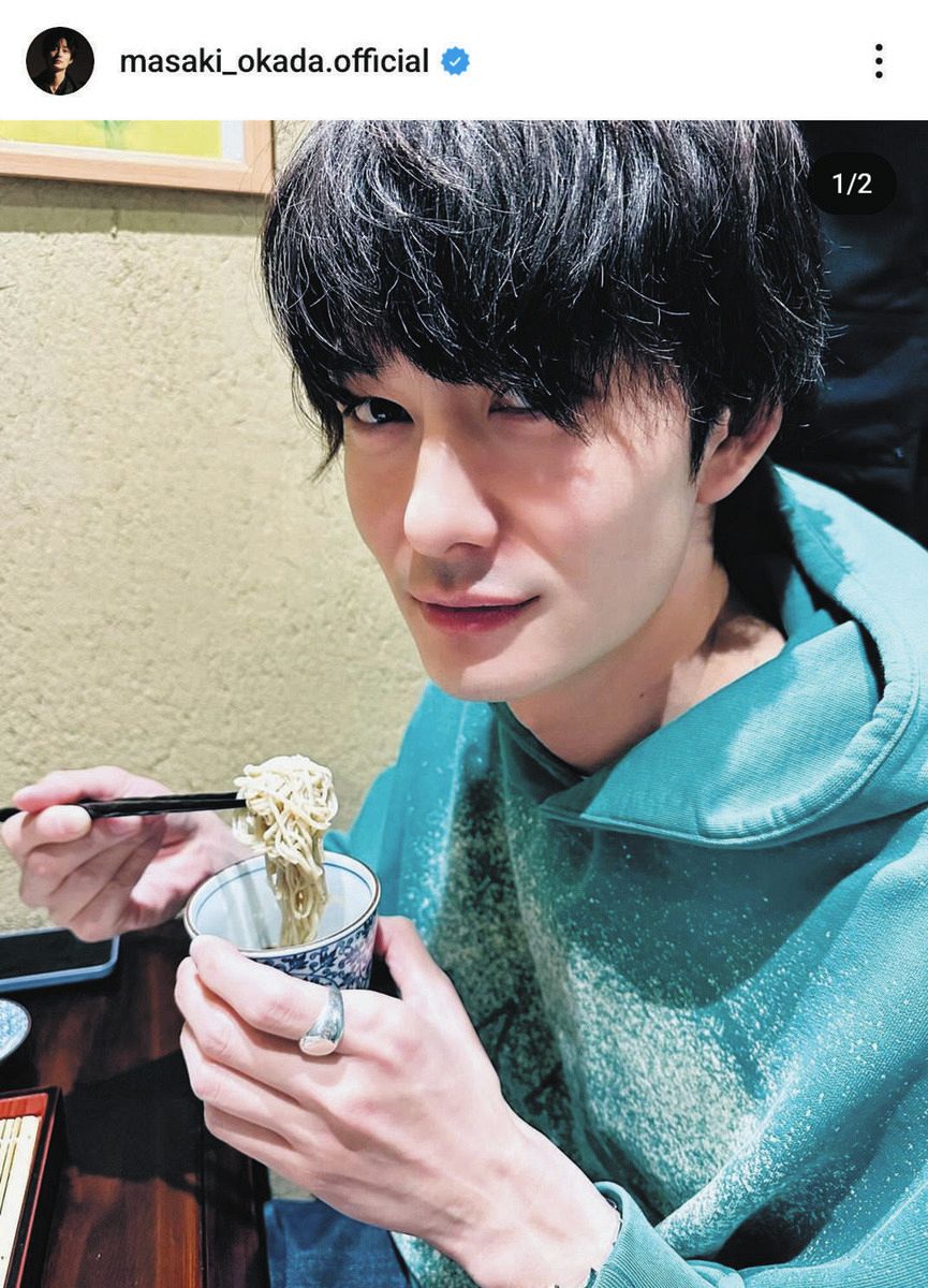◇岡田将生、グリーンのパーカ着て『そばが好き』【写真】：中日