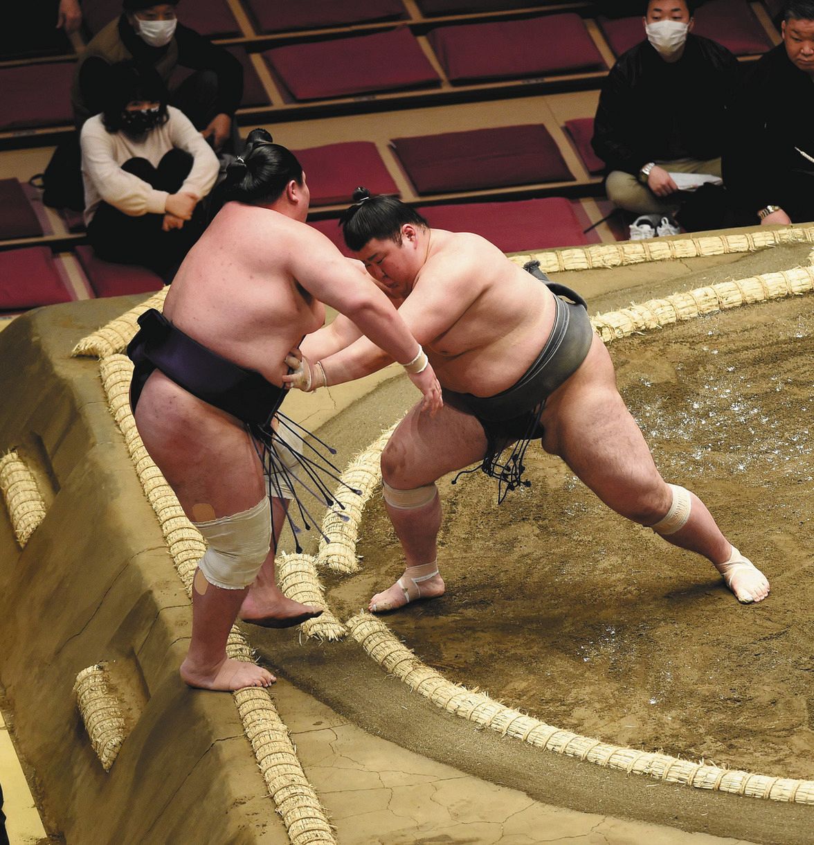 【海外配送可】【送料無料】 19歳幕下筆頭の熱海富士が初の十両土俵で矢後に勝利「気を緩めず その他