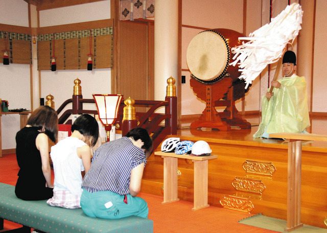 「あたまの神様」がヘルメットおはらい 自転車用も、建設現場用も：中日新聞Web