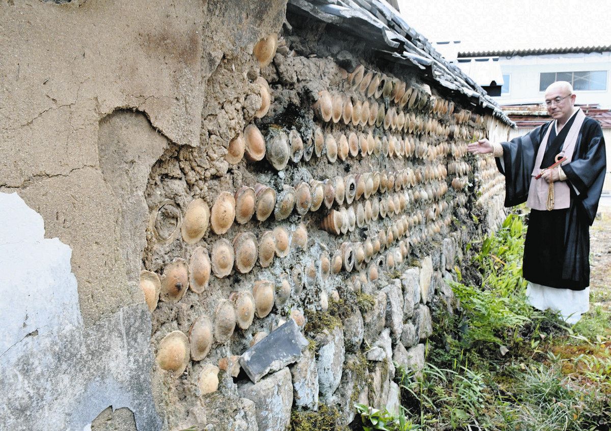 26日の改修までに見て」 土岐・嶋香寺のエンゴロが埋まった土塀：中日