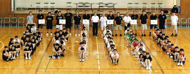 バスケット競技に出場したみなさん＝飯田市の鼎体育館で（飯伊バスケットボール協会提供） 