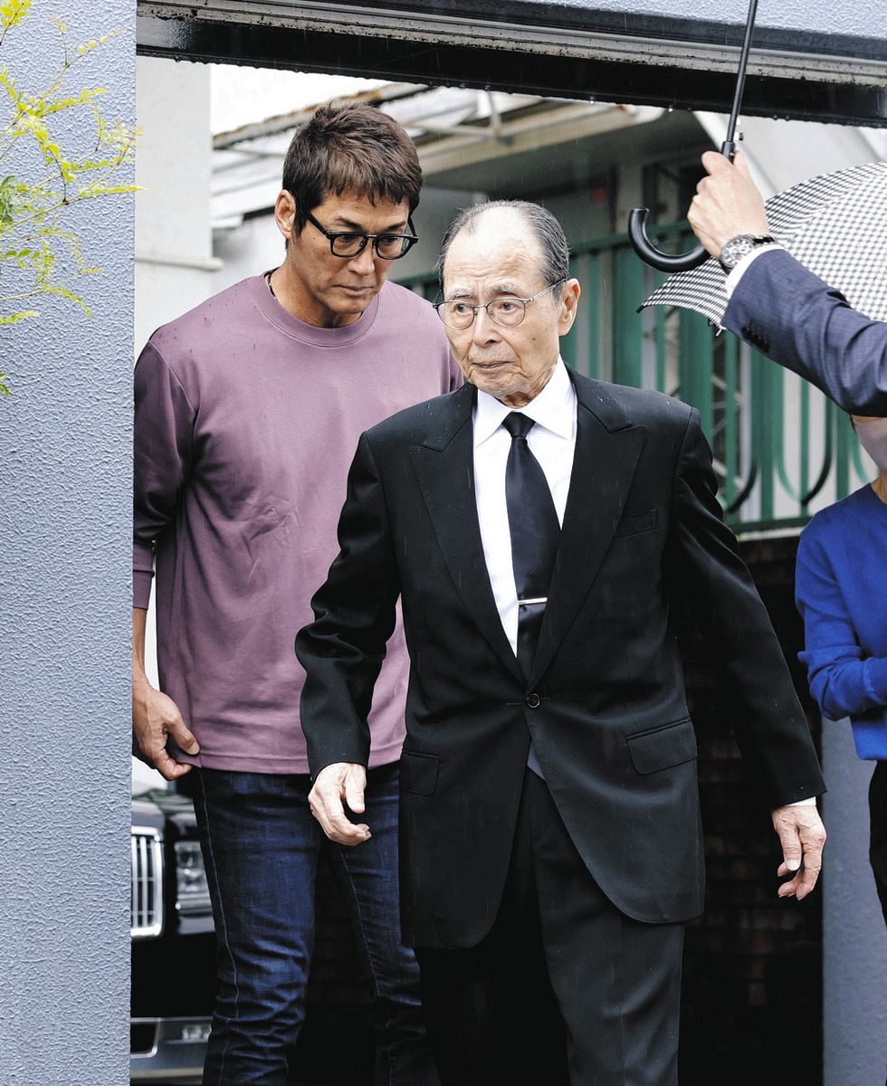 長嶋茂雄さんの自宅を出る王貞治さん。左は長嶋一茂さん＝３日午後（共同）