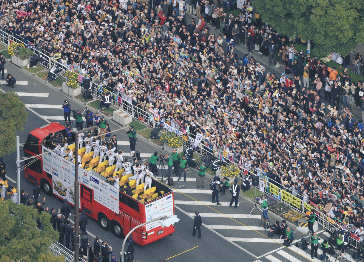 ◇超満員！！ 阪神・オリックスの優勝パレード【写真複数】：中