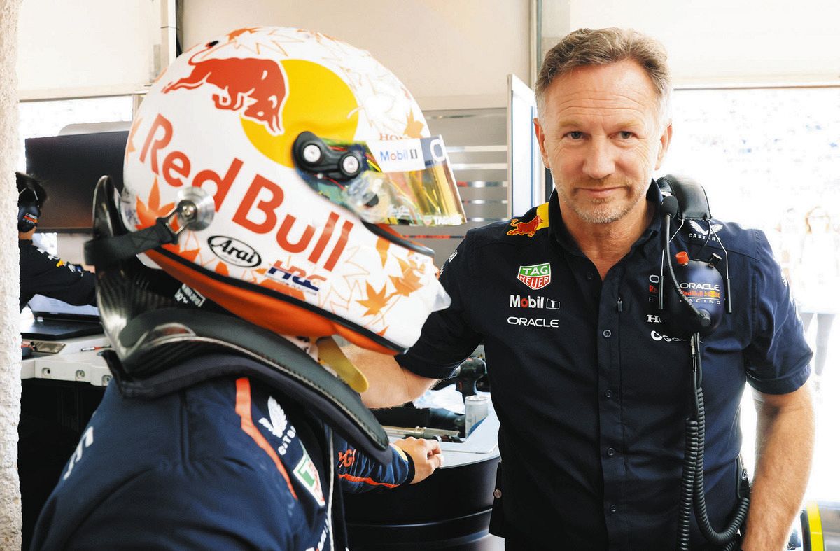 クリスチャン・ホーナー代表（右）から慰められる角田裕毅（レッドブル提供）