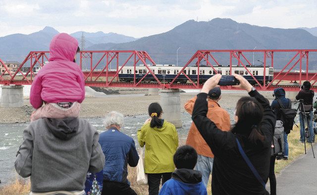 赤い鉄橋、被災越えて 上田電鉄別所線、全線再開：中日新聞Web