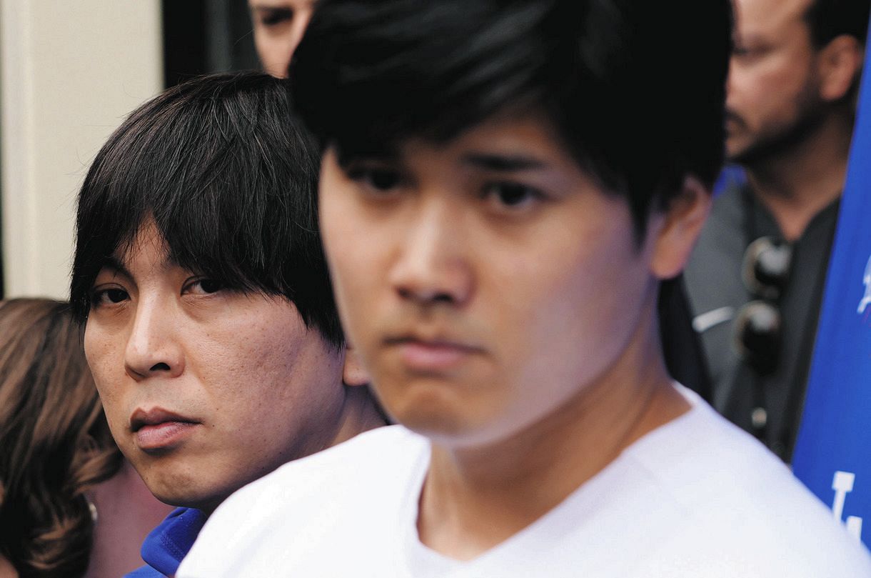 水原一平容疑者（左）と大谷翔平＝AP